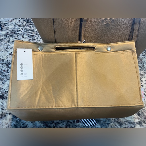 Tory Burch Large Thea Tote in Tiramisu with Extras - Picture 13 of 15